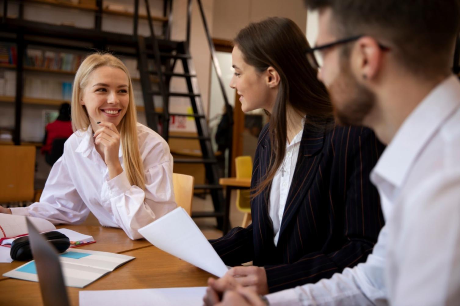 Salle de classe moderne avec équipements informatiques pour formation en analyse financière